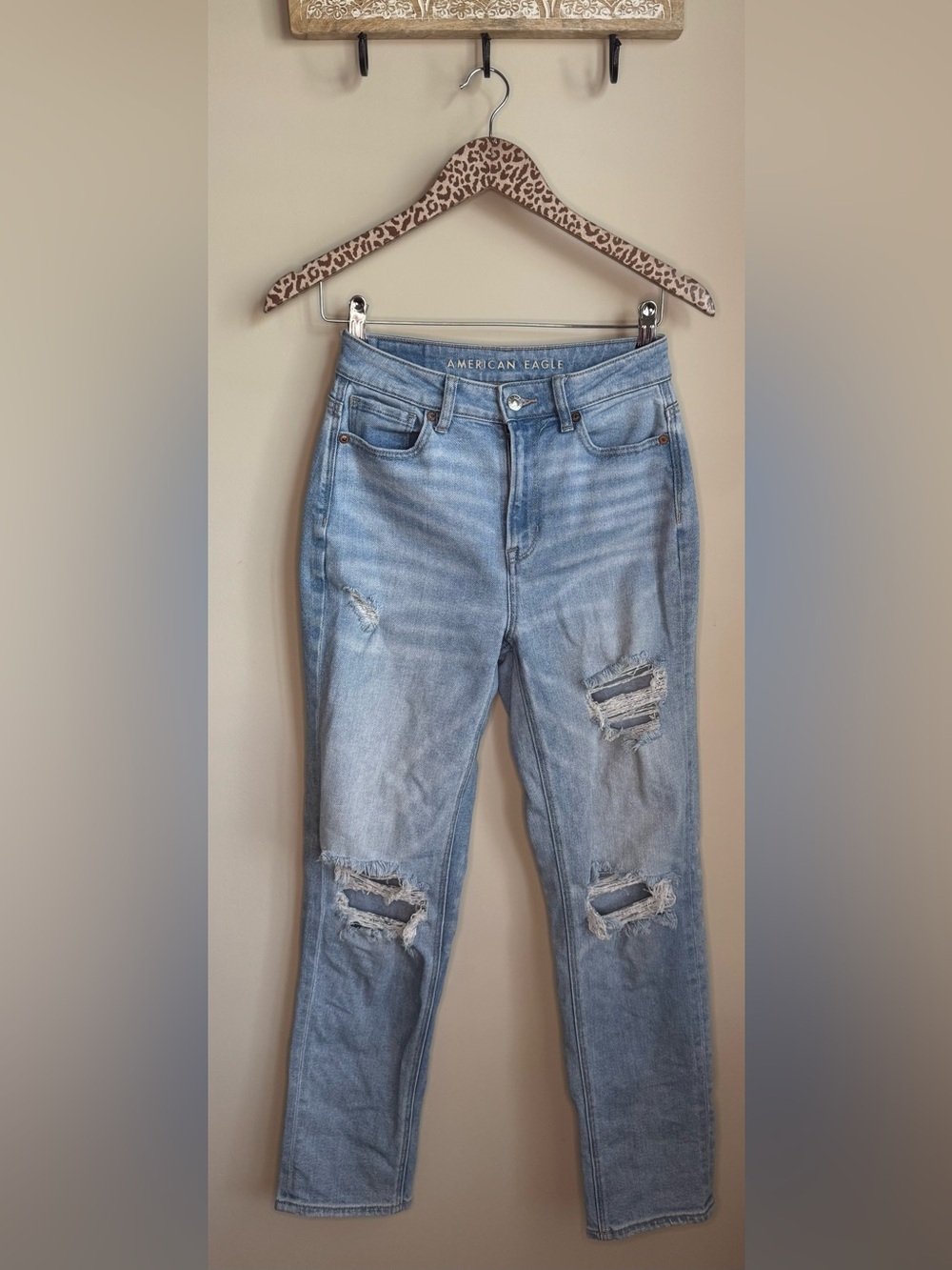American Eagle Distressed Light Wash Mom Straight Jean sz 0